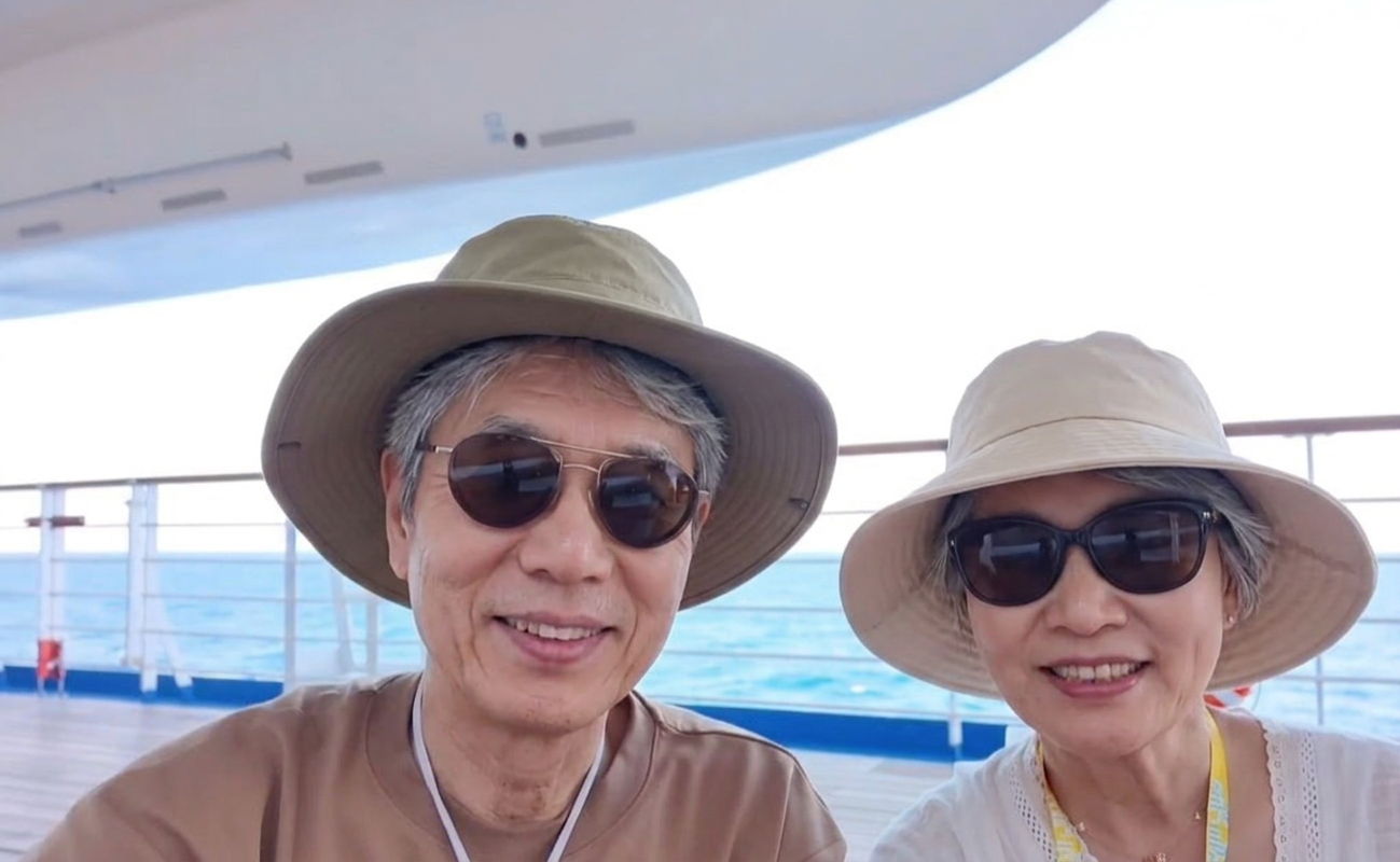 😎 데크 위 셀카 — 푸른 바다와 함께